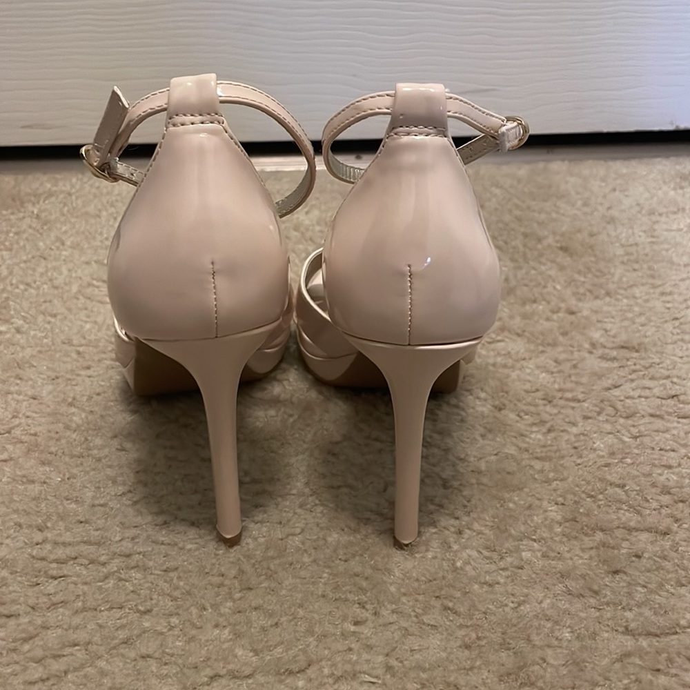 Tan heels - Picture 3 of 4